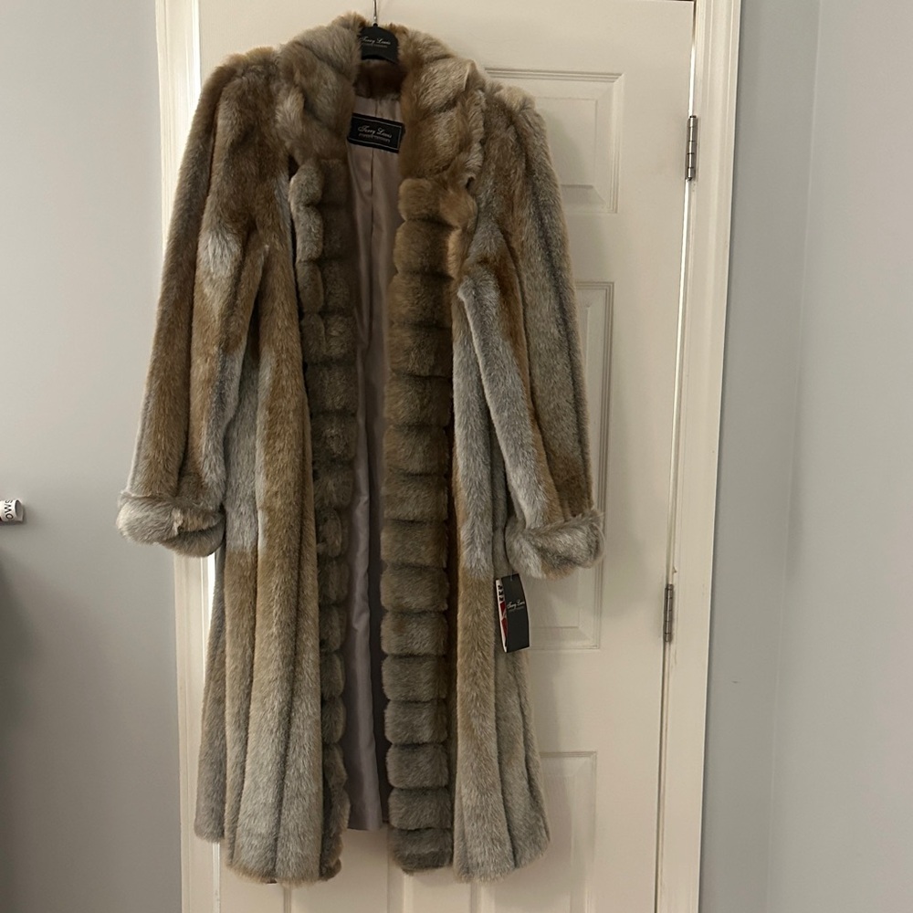 NWT Jerry Lewis classes luxuries faux fur coat